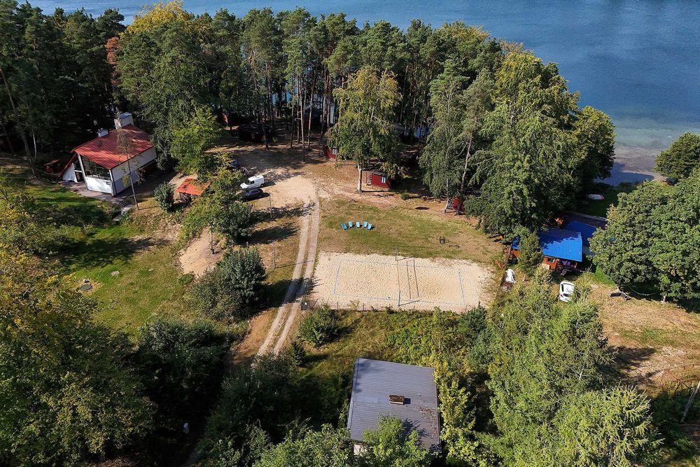 Pole namiotowe na Kaszubach nad jeziorem Mausz.
