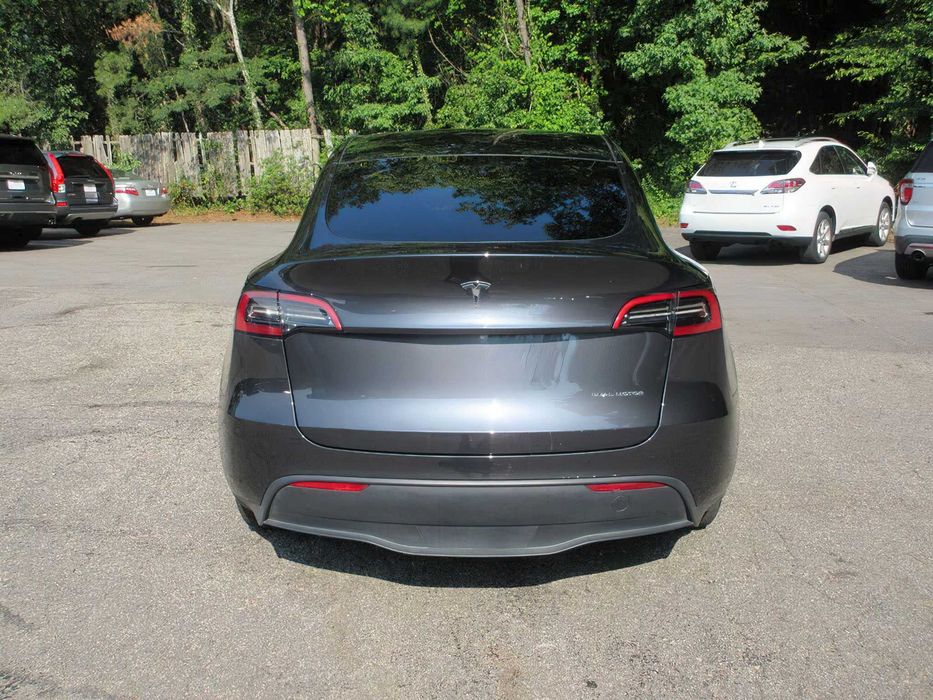 Tesla Model Y Long Range      2025