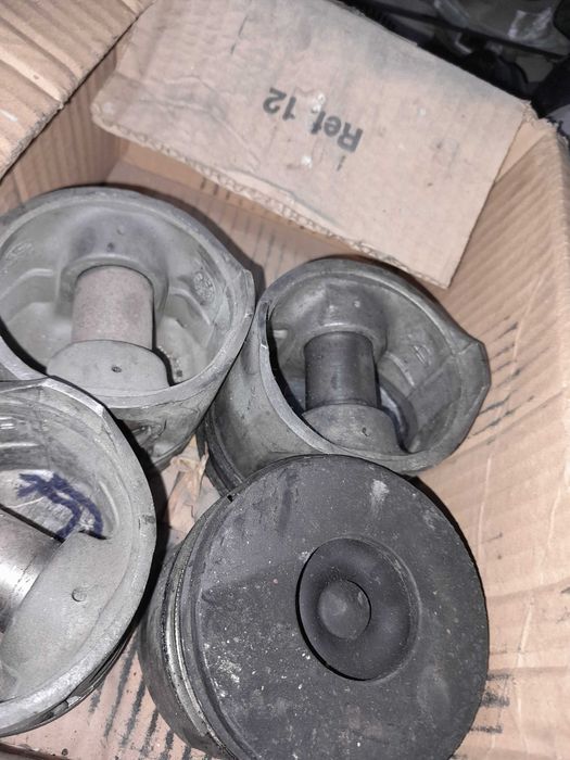 Vendo pistons e bielas ford transit 2.5 bico de pato