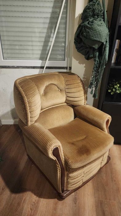 Poltrona vintage confortável madeira castanha em excelente estado