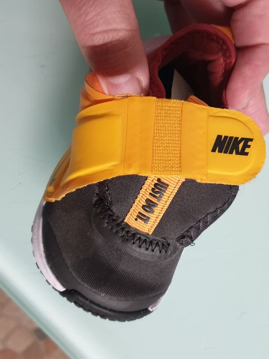 Sapatilhas Nike Baby Flip Velcro Castanhas Tamanho 18.5
