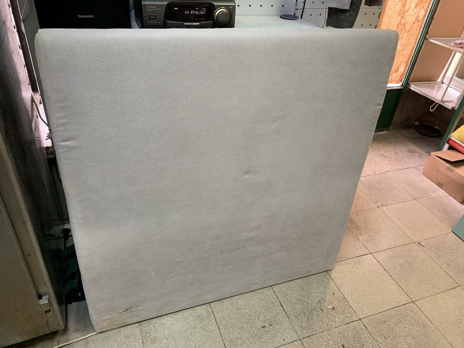 Cabeceira de cama com 110cmx110cm , forrado a cinzento