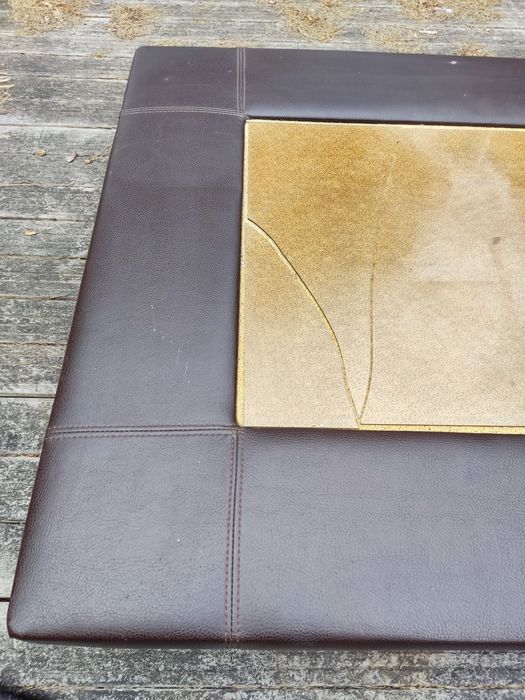 Mesa de centro em pele com vidro