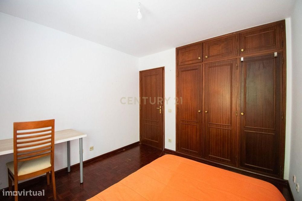 Apartamento T2, para arrendamento, na Rua Nova de São Sebastião, Oliva