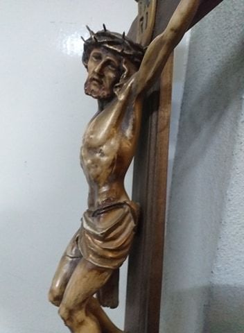 Cruz de Cristo em madeira e pedra