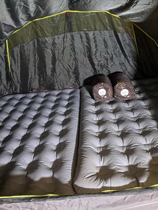 Tenda campismo  com dois colchões e dois sacos para dormir
