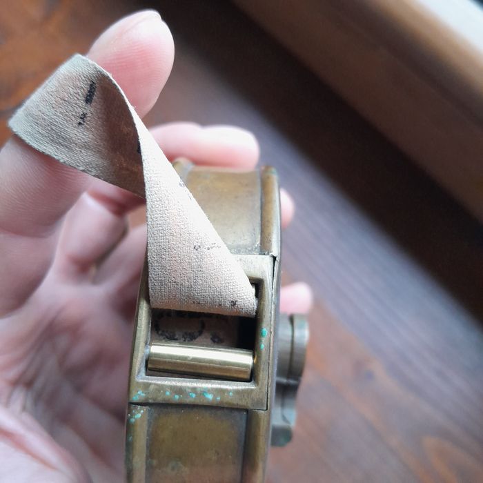 Bardzo stara mosiężna taśma miernicza, miara, metr