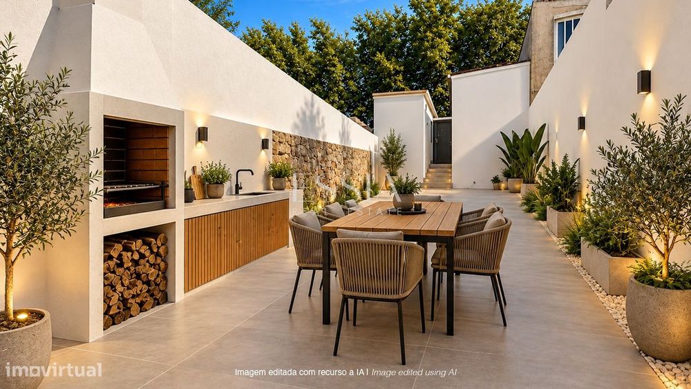 Moradia T3 Remodelada com Terraço em Canelas