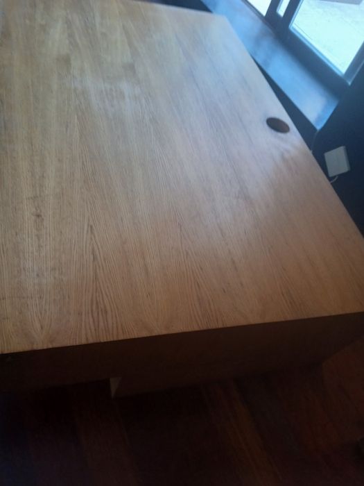 Mesa em madeira macica para televisao  com rodinhas mede  1.36 cop x 87 largu x34 altura