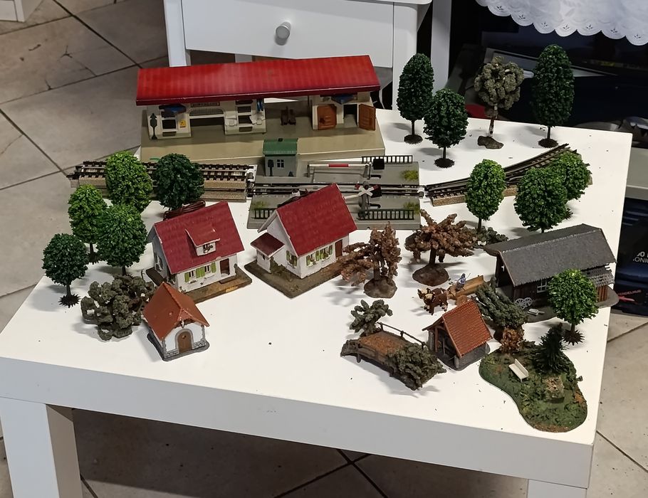 Kolejka elektryczna MARKLIN. Lokomotywa Marklin TM800 z wagonmi.