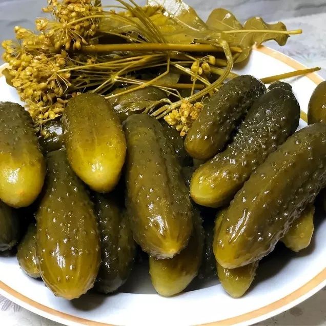 Солоні огірки, бочкові огірки