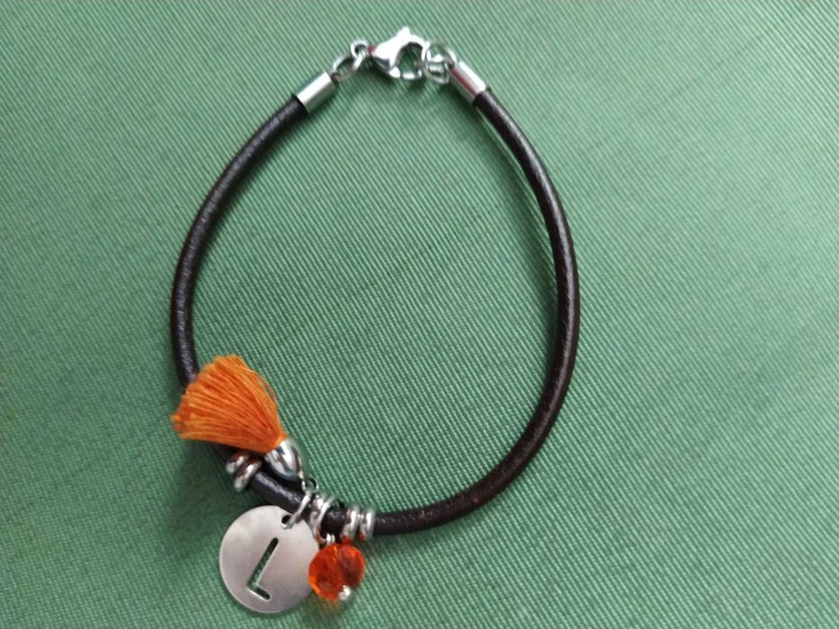 Pulseira com pendentes laranja e placa letra L