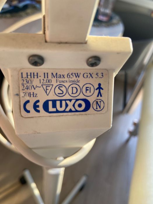 Lampa punktowa do makijażu permanentnego i krzesło obrotowe