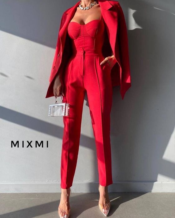 Стильний жіночий костюм трійка