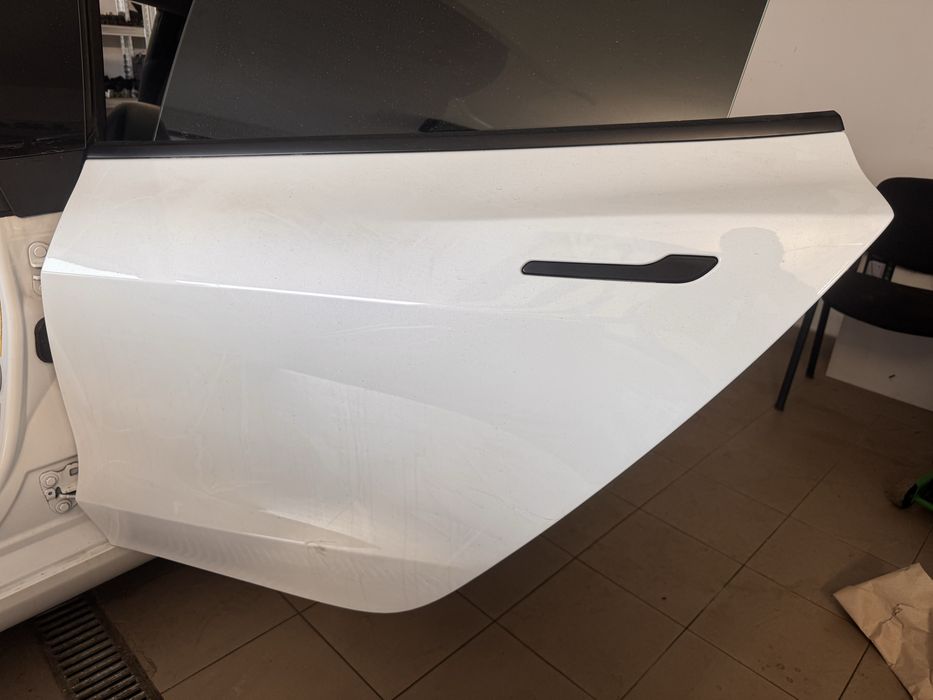 Двері tesla model 3 білі