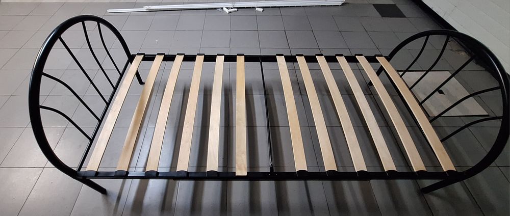 Cama de solteiro com estrado