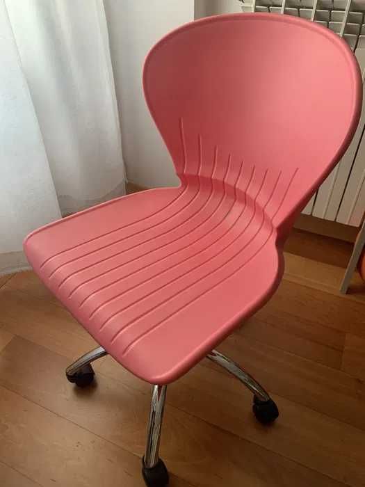 Cadeira secretária, com rodas, cor de rosa