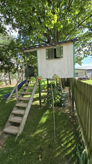 Domek dla dzieci ze zjeżdżalnią