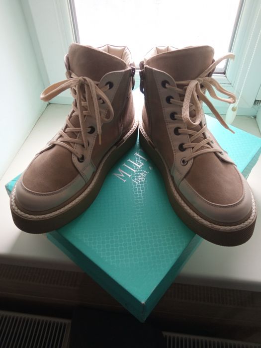 Продам ботинки женские.