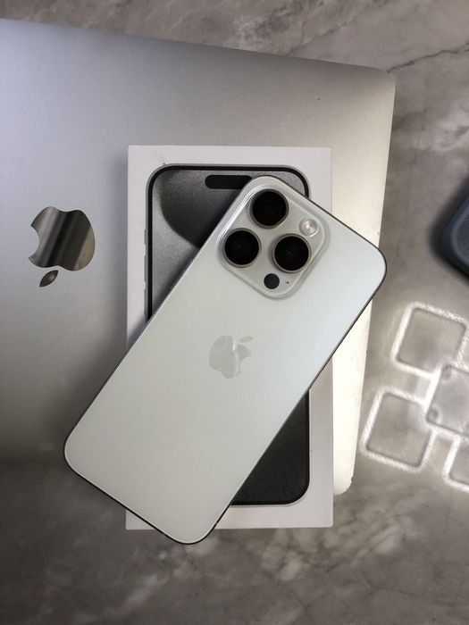 Айфон 15 про білий