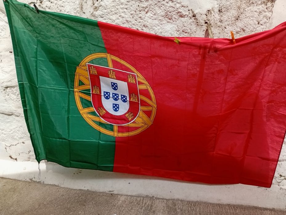 Super e única bandeira de Portugal com 2.45 largura e 1.60 altura incrível.