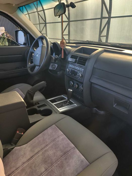 Ексклюзивний автомобіль Dodge Nitro у гарному