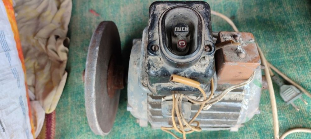 Электродвигатель с наждачным кругом 220-380  , 370 Ват , 920 оборотов