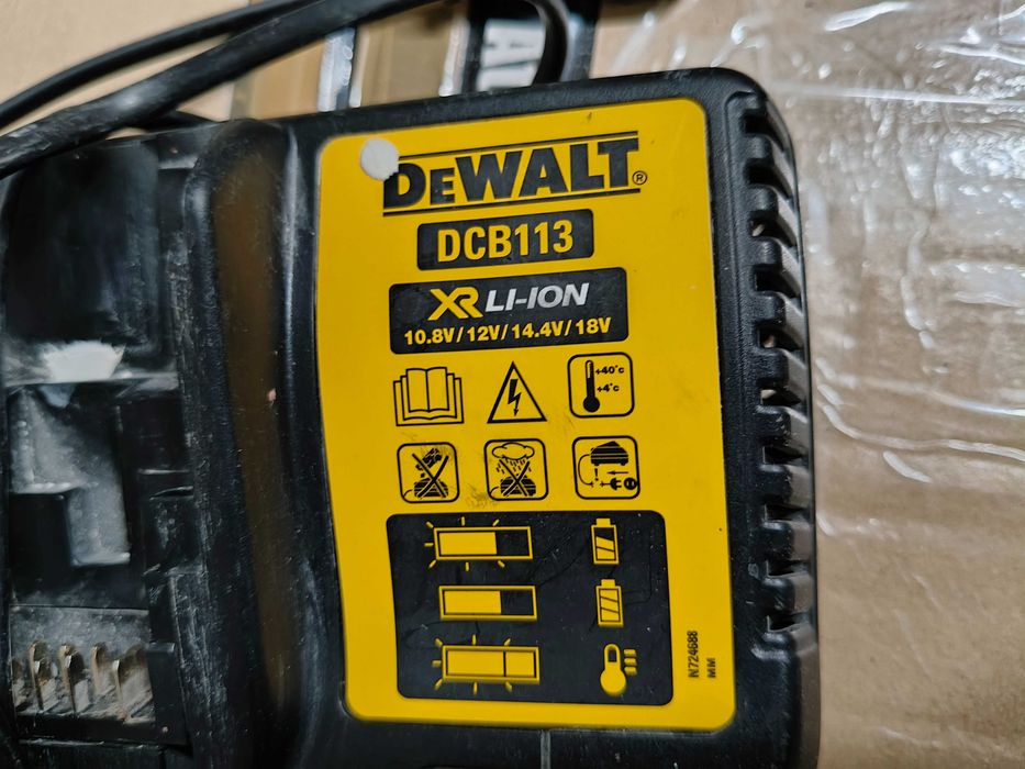 DeWalt dcb113 ładowarka 18v oryginalna w dobrym stan