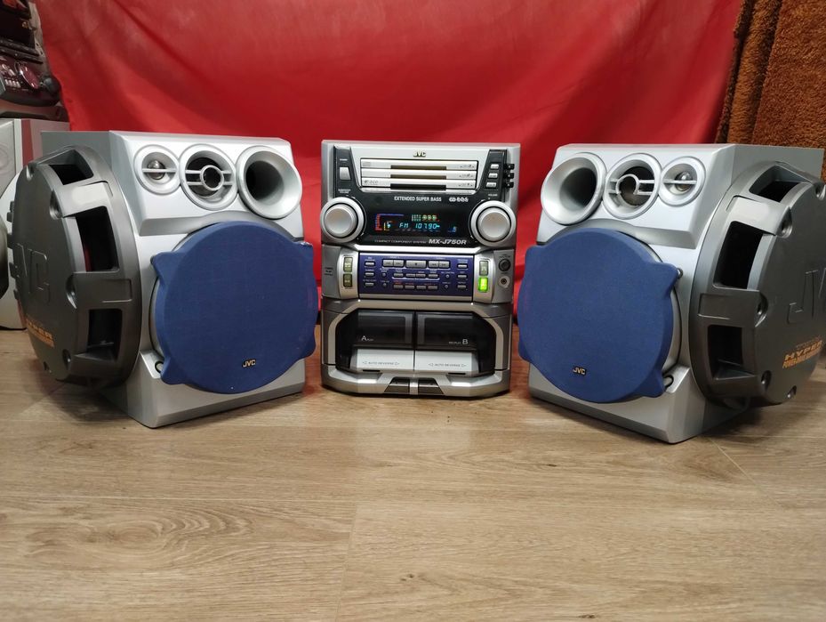 Дуже потужний муз центр JVC 700 Вт ( Блютуз - AUX ) Сбоку сабвуфери