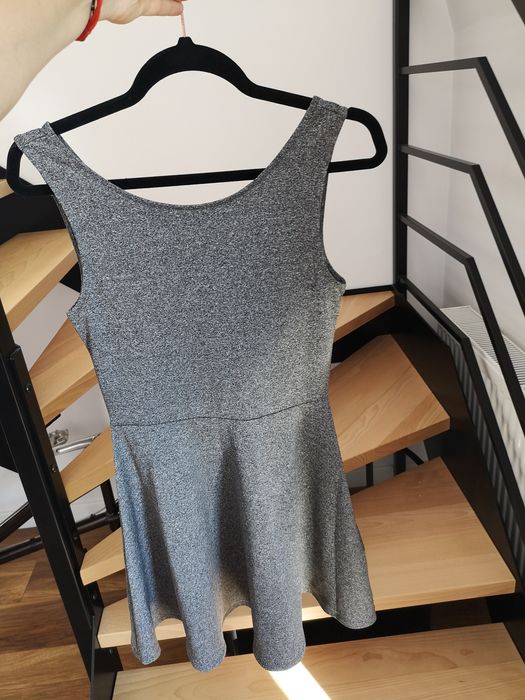 Szara delikatnie rozkloszowana sukienka H&M 38 M