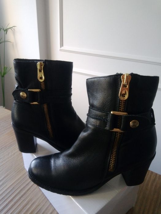 Botas pretas tamanho 39