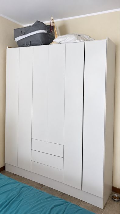 Roupeiro Branco Moderno – 6 Portas e 3 Gavetas
