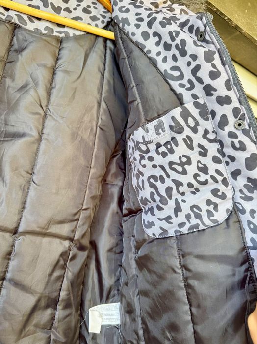 Casaco Estiloso com Estampa de Leopardo e Capuz com Pêlo Sintético
