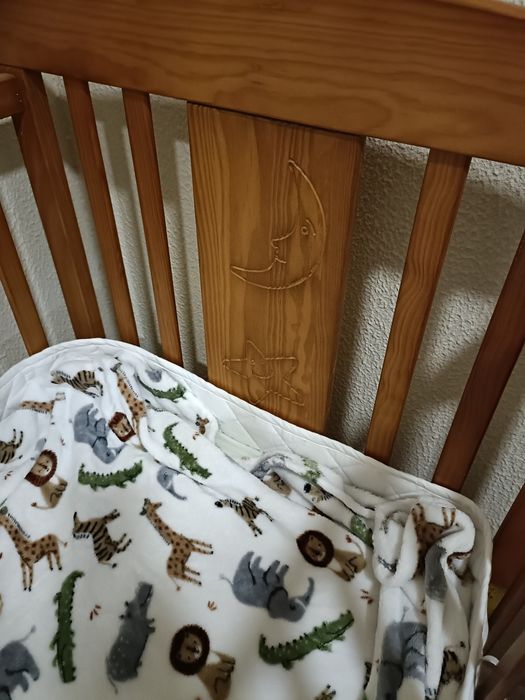 Berço com adereços incluídos e colchão