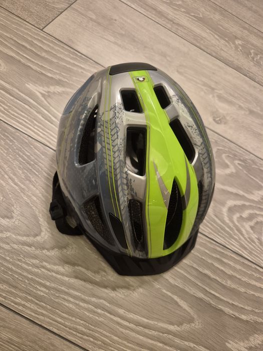 Kask rowerowy w lampką