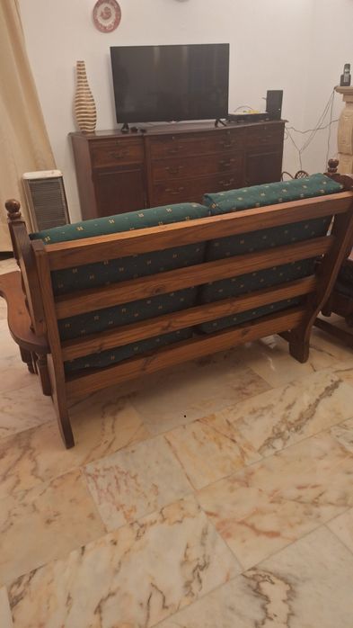 Sofá e Poltrona em Madeira de excelente qualidade, CONJUNTO