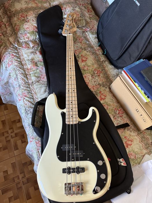 Squier Affinity Precision Bass com EMG Geezer Butler