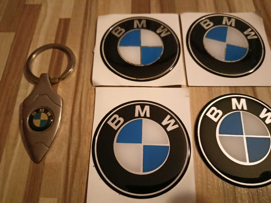 bryloczek z naklejkami na kapsle bmw