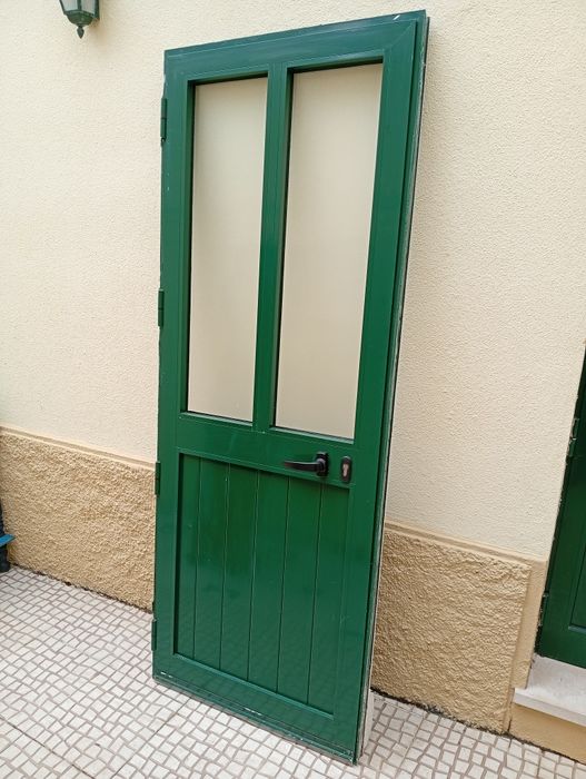 Porta em alumínios verde usada