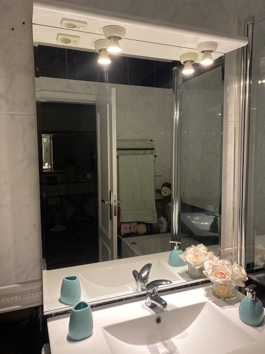 Móvel de casa de banho wc com lavatório e espelho