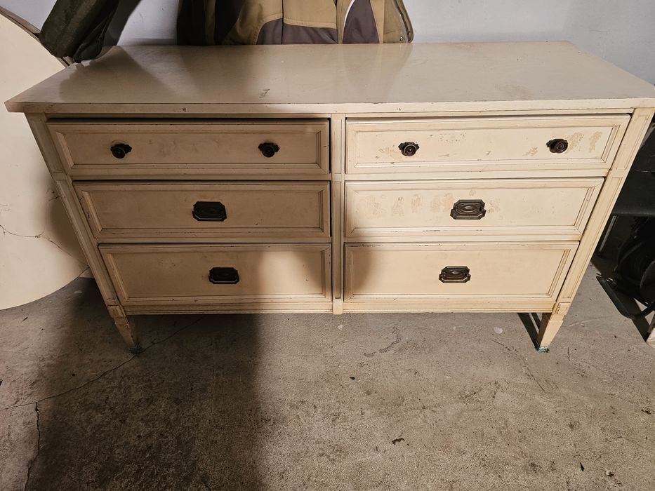 Sprzedam komodę,mały stolik to co na zdjęciach