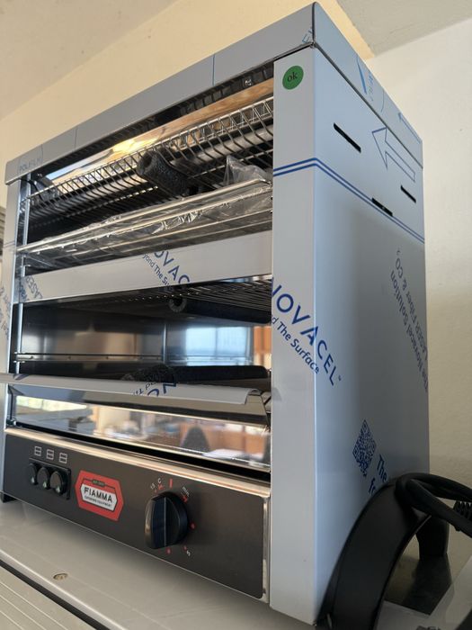 Torradeira elétrica Fiamma Varias  uma parteleira e duas parteleiras