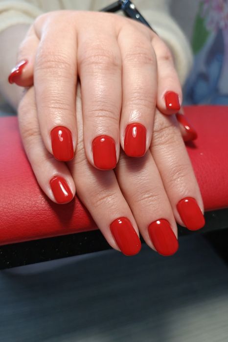 Послуги манікюру та педикюру