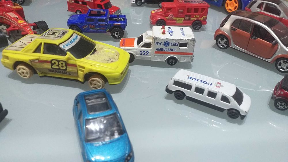 Lote de 50carrinhos uns em ferro outros em plástico