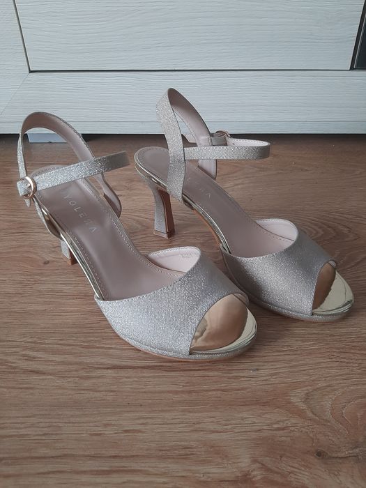 Sandałki na obcasie