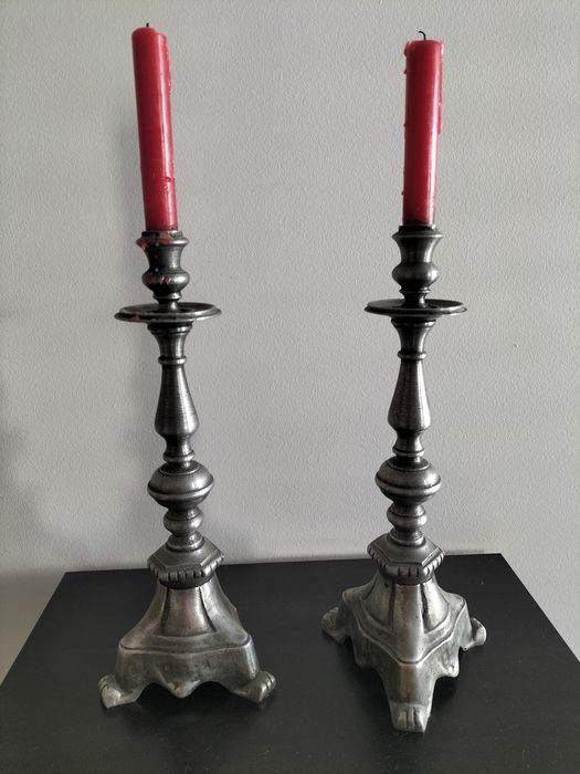 2 Castiçais Estanho, estilo antigo. Século XX.