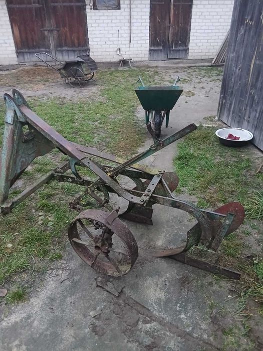 Продаю плуг  …..