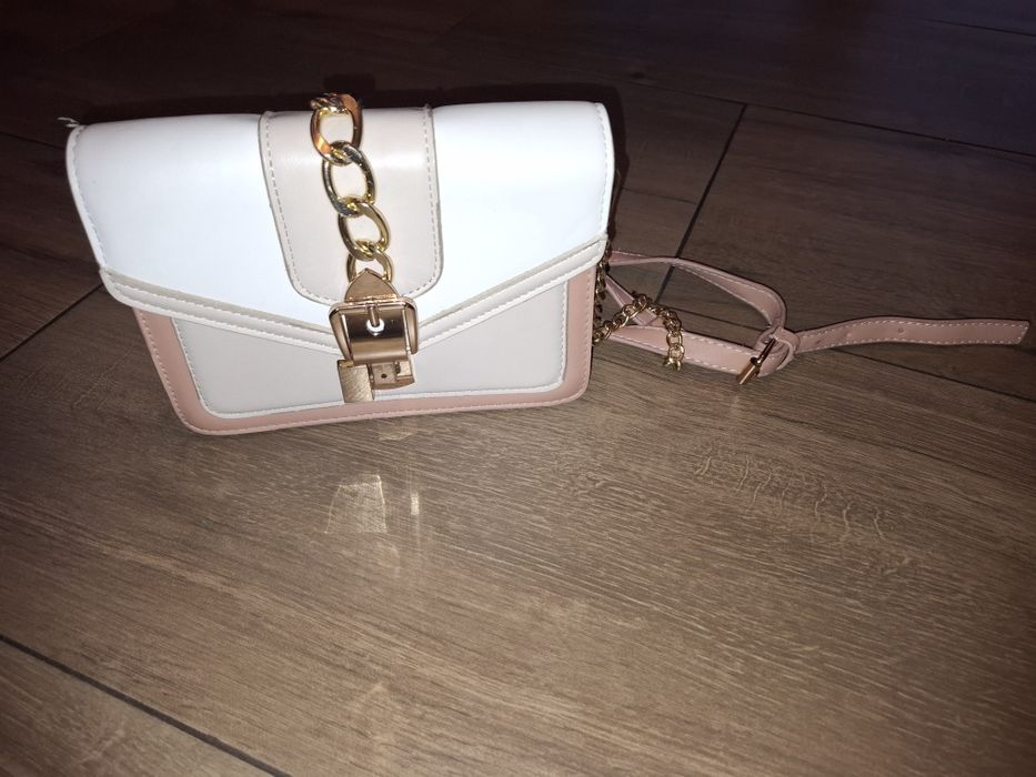 Torebka na ramię z łańcuszkiem.