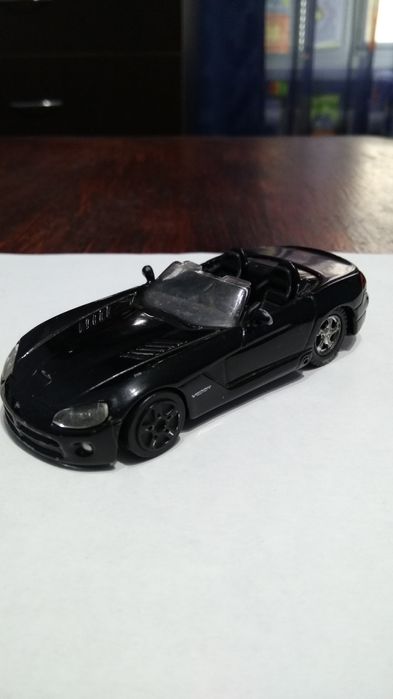 Колекційна машинка Dodge Viper SRT-10.