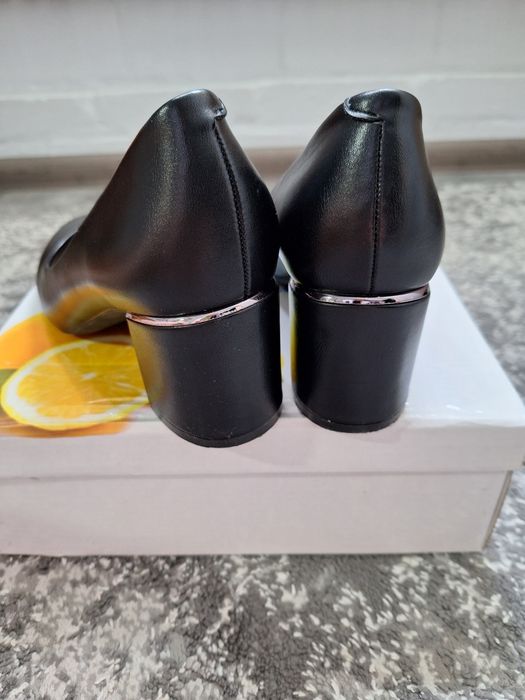 Туфлі на каблуку